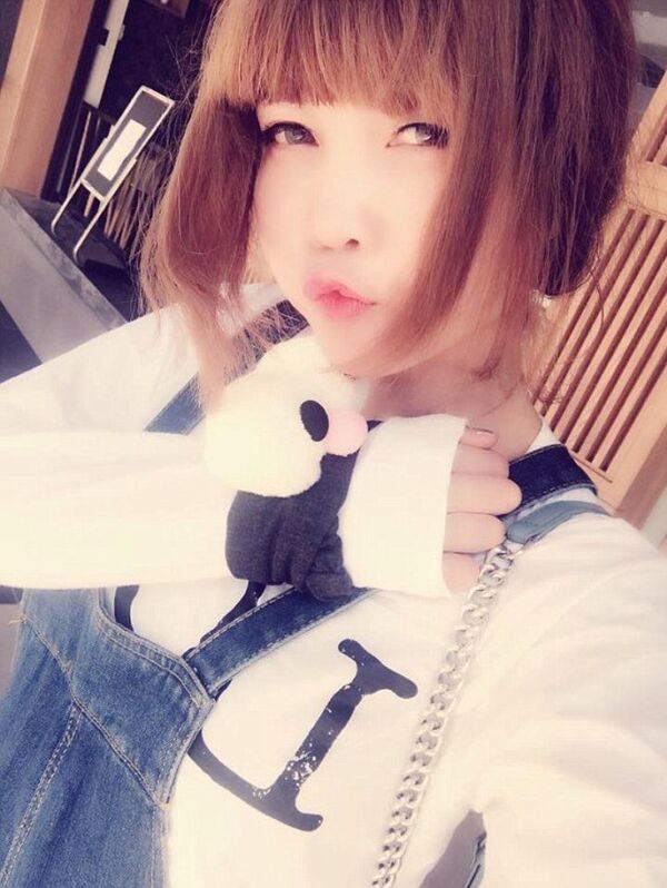  Doan Thi Huong cinayetten birkaç gün önce suikast sırasında giydiği görülen 'LOL' sweatshirtü ile selfie çekti - Sputnik Türkiye