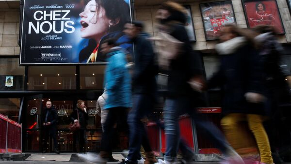 Fransa'nın Lille şehrinde bir sinema salonu önünde yürüyen insanlar - Sputnik Türkiye