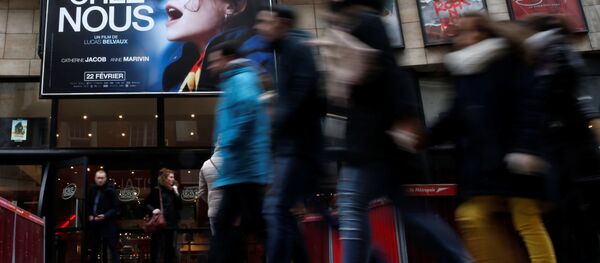 Fransa'nın Lille şehrinde bir sinema salonu önünde yürüyen insanlar Fransa'nın Lille şehrinde bir sinema salonu önünde yürüyen insanlar - Sputnik Türkiye