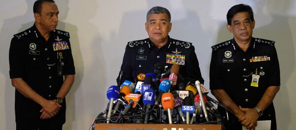 Malezya Emniyet Genel Müdürü Halit Ebubekir (ortada), Kim Jong-nam'ın suikastıyla ilgili basın açıklamasında - Sputnik Türkiye