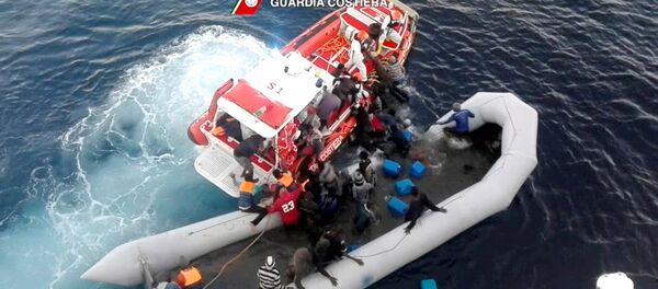 İtalyan Sahil Güvenlik ekipleri - Sputnik Türkiye