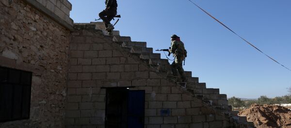 El Bab kasabası yakınlarındaki Suriyeli militanlar El Bab kasabası yakınlarındaki Suriyeli militanlar - Sputnik Türkiye