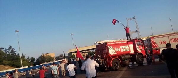 15 Temmuz darbe girişimi sonrası Boğaziçi Köprüsü'ndeki yurttaşlar - Sputnik Türkiye