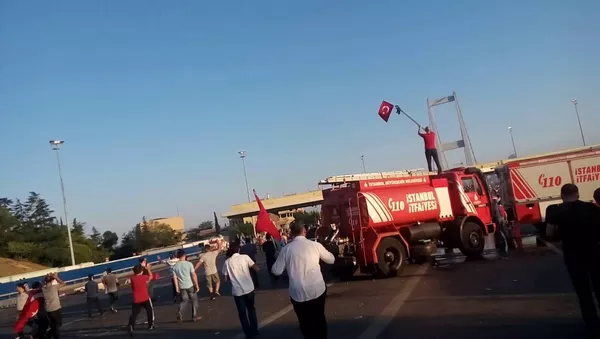 15 Temmuz darbe girişimi sonrası Boğaziçi Köprüsü'ndeki yurttaşlar - Sputnik Türkiye