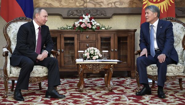 Rusya Devlet Başkanı Vladimir Putin ile Kırgız mevkidaşı Almazbek Atambayev - Sputnik Türkiye