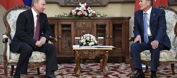 Rusya Devlet Başkanı Vladimir Putin ile Kırgız mevkidaşı Almazbek Atambayev Rusya Devlet Başkanı Vladimir Putin ile Kırgız mevkidaşı Almazbek Atambayev - Sputnik Türkiye