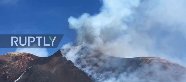 İtalya'da Etna yeniden faaliyete geçti - VİDEO - Sputnik Türkiye