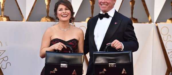 Brian Cullinan (sağda) ve Martha Ruiz bu seneki Oscar töreninde kazanan isimlerin yer aldığı zarflardan sorumluydu - Sputnik Türkiye