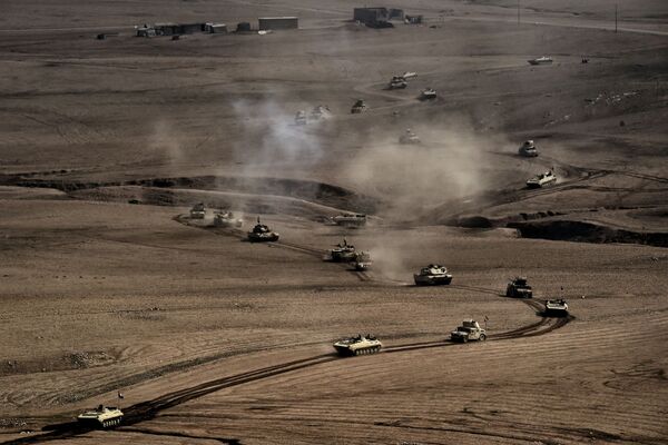 Musul civarında tanklar ve zırhlı araçlar. - Sputnik Türkiye