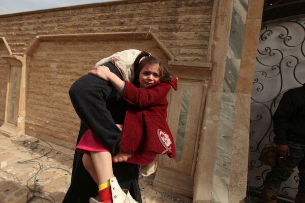 Musul'da çocuğuyla birlikte evini terk eden bir anne. - Sputnik Türkiye