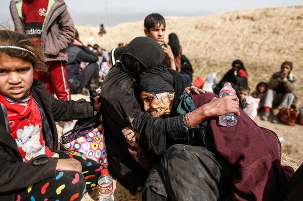 Musul’da çatışmalar nedeniyle evlerini terk eden siviller. - Sputnik Türkiye