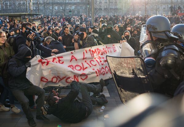 Fransa'nın başkenti Paris’te polis şiddeti protesto edildi. - Sputnik Türkiye