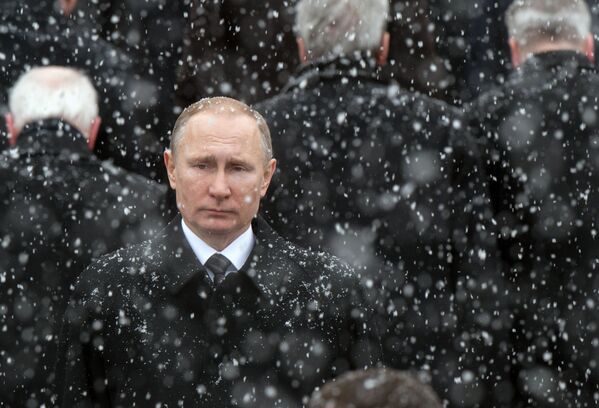 Rusya Devlet Başkanı Vladimir Putin, 23 Şubat Vatan Savunucuları Günü'nde Meçhul Asker Anıtı'na çelenk bıraktı. - Sputnik Türkiye