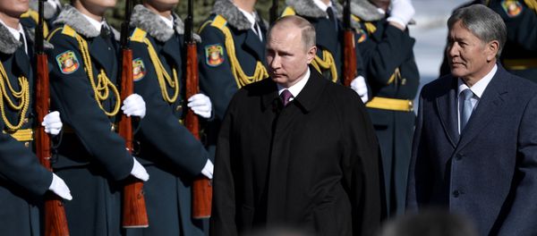 Rusya Devlet Başkanı Vladimir Putin ve Kırgız mevkidaşı Almazbek Atambayev - Sputnik Türkiye