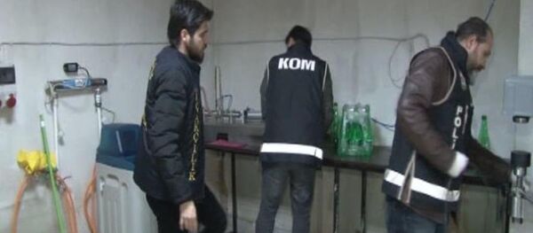 Ataşehir'de 1 milyon TL değerinde sahte içki ele geçirildi Ataşehir'de 1 milyon TL değerinde sahte içki ele geçirildi - Sputnik Türkiye