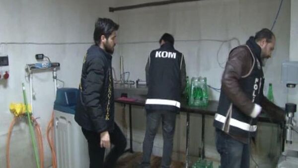 Ataşehir'de 1 milyon TL değerinde sahte içki ele geçirildi - Sputnik Türkiye