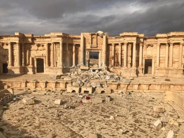 Palmira'daki amfi tiyatro sahnesinin bir kısmı teröristler tarafından yıkıldı. - Sputnik Türkiye