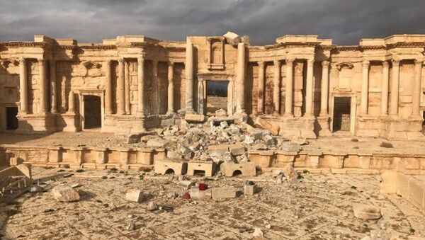 Palmira'daki amfi tiyatro sahnesinin bir kısmı teröristler tarafından yıkıldı. - Sputnik Türkiye
