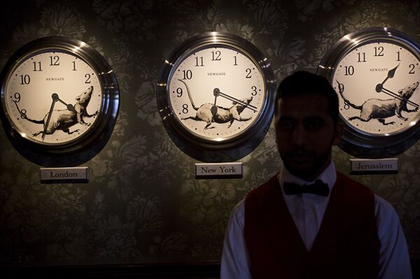 Banksy'nin eserleri, otelin tüm duvarlarında ve objelerde görülebiliyor. - Sputnik Türkiye