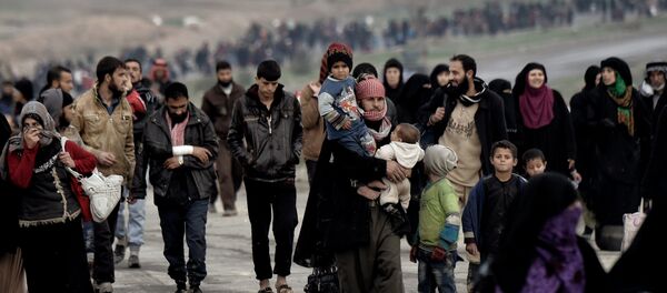 Irak'ın Musul kentinden kaçan siviller - Sputnik Türkiye