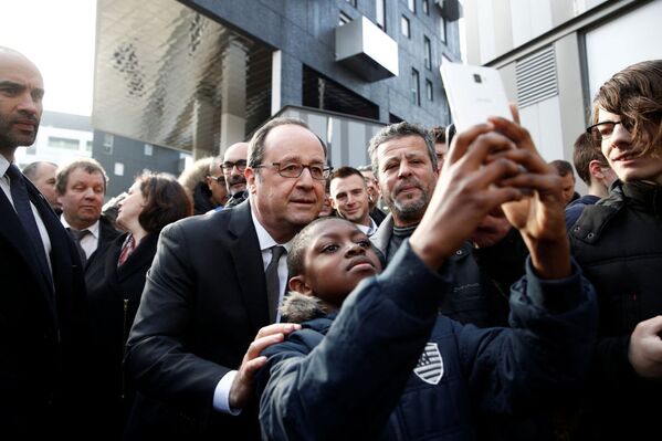 Fransa Cumhurbaşkanı François Hollande, Paris’te bir banliyöde. - Sputnik Türkiye