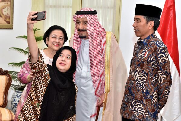 Suudi Arabistan Kralı Selman, Endonezya’nın başkenti Cakarta’da, Endonezya Devlet Başkanı Joko Widodo, eski Devlet Başkanı Megawati Sukarnoputri ve kızı Puan Maharani ile birlikte. - Sputnik Türkiye