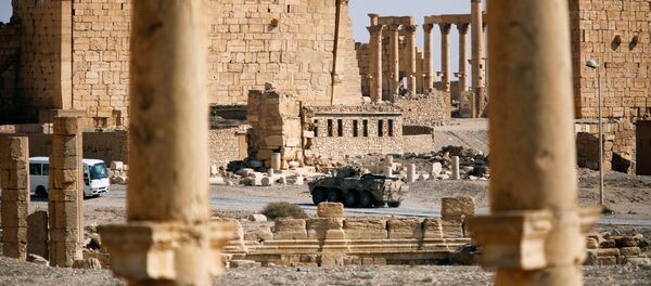 Rus askeri araçları, IŞİD'den kurtarılan Palmira'da - Sputnik Türkiye