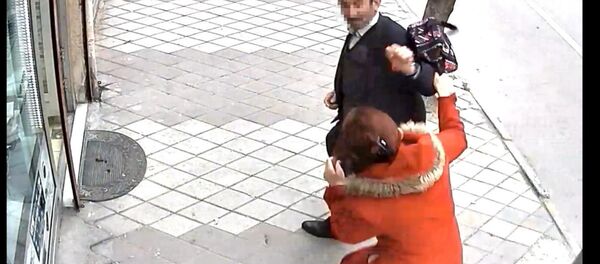 Niğde'de yol ortasında kendini takip ettiğini ileri sürdüğü 60 yaşlarındaki adamı, çantasıyla vurup uzaklaştıran 35 yaşındaki H.A. - Sputnik Türkiye