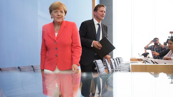 German Chancellor Angela Merkel, left, and government spokesman Steffen Seibert leave after Merkel's annual summer news conference in Berlin, Germany, Monday, Aug. 31, 2015 - Sputnik Türkiye