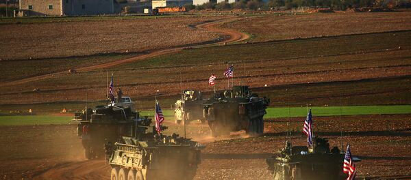 Menbiç'te konuşlanan ABD birlikleri - Sputnik Türkiye