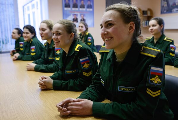St Petersburg Askeri Uzay Akademisi'nin kız öğrencileri - Sputnik Türkiye
