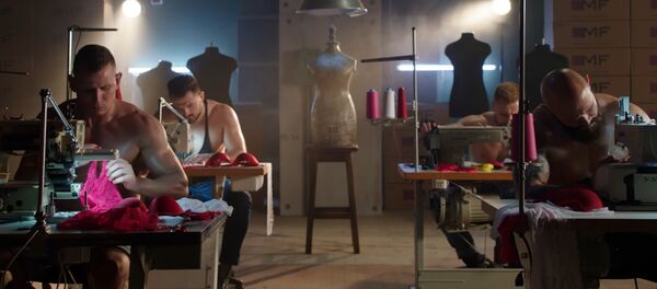 Seksi erkekli kadın iç çamaşırı reklamı internet fenomeni oldu / Video haber - Sputnik Türkiye