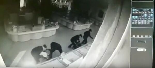 Rusya’da film gibi soygun anı kameraya yansıdı - Sputnik Türkiye