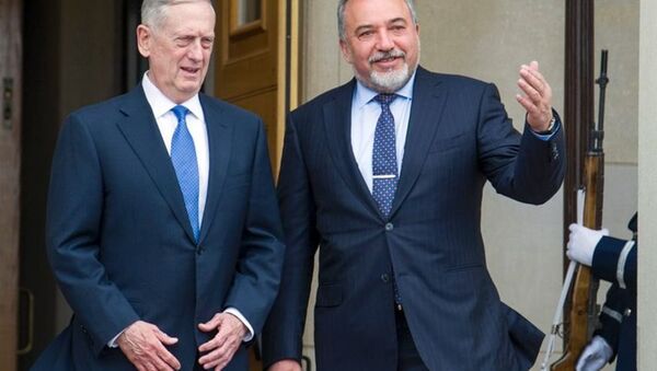 İsrail Savunma Bakanı Avigdor Lieberman ve ABD Savunma Bakanı Jim Mattis - Sputnik Türkiye