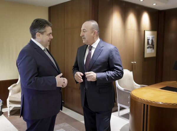 Gabriel, Berlin'de Çavuşoğlu ile görüştü. - Sputnik Türkiye