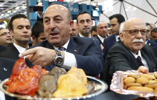 Çavuşoğlu ile Kültür ve Turizm Bakanı Nabi Avcı, Berlin'deki turizm fuarında Türk yemeklerini tanıttı. - Sputnik Türkiye