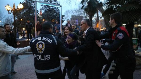 İzmit'te yürümek isteyen kadınlar gözaltına alındı - Sputnik Türkiye