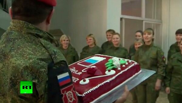 Suriye'deki Rus kadın askerlerin 8 Mart kutlaması - Sputnik Türkiye