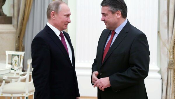 Rusya Devlet Başkanı Vladimir Putin ve Almanya Dışişleri Bakanı Sigmar Gabriel - Sputnik Türkiye