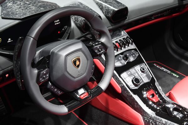 Lamborghini Huracan otomobilinin iç tasarımı. Model, 5.2 litrelik ve 640 beygir gücünde V10 motoruna sahip. Otomobil, 100 km/h hıza 2.9 saniyede çıkıyor. - Sputnik Türkiye