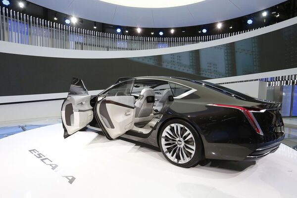 Escala konsept arabası, Cadillac tasarımında en evrim aşamasını sergiliyor. Kavisli OLED ekranlarıyla donatılan bu modelde alüminyum-ahşam dekorasyon ve modaya uygun olarak derinin yerine döşemelik kumaş kullanıldı. - Sputnik Türkiye
