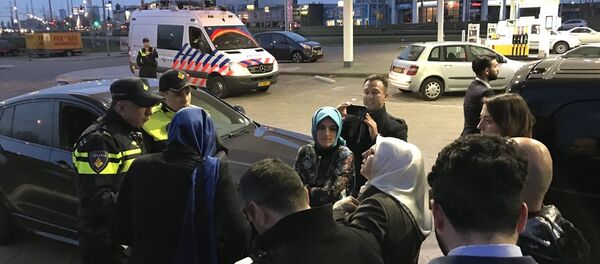 Aile ve Sosyal Politikalar Bakanı Fatma Betül Sayan Kaya'nın aracı durduruldu - Sputnik Türkiye