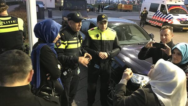 Hollanda polisi, Aile ve Sosyal Politikalar Bakanı Fatma Betül Sayan Kaya'nın konvoyunu durdurdu. - Sputnik Türkiye