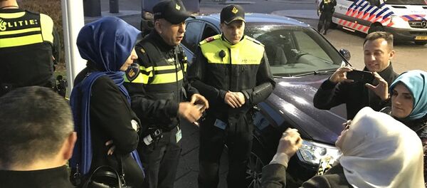 Hollanda polisi, Aile ve Sosyal Politikalar Bakanı Fatma Betül Sayan Kaya'nın konvoyunu durdurdu. Hollanda polisi, Aile ve Sosyal Politikalar Bakanı Fatma Betül Sayan Kaya'nın konvoyunu durdurdu. - Sputnik Türkiye