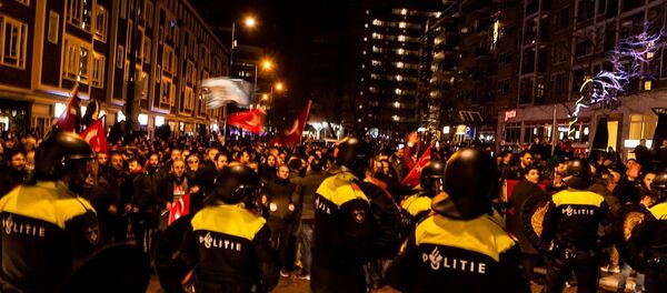 Hollanda polisi Türk eylemciler sert müdahale etti - Sputnik Türkiye