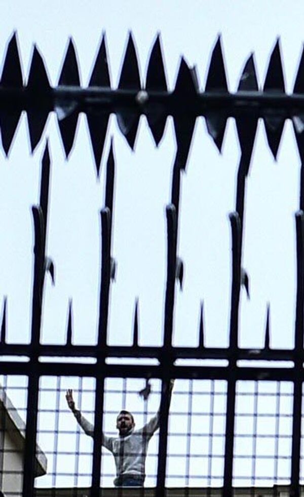 Hollanda Başkonsolosluğu'na Türk bayrağı asıldı - Sputnik Türkiye