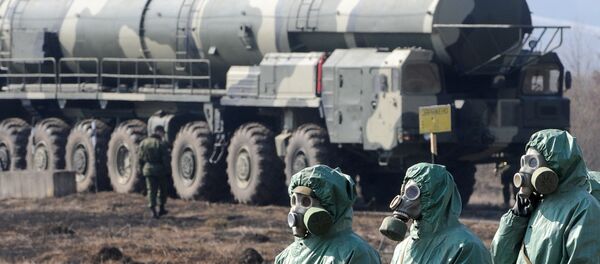 Bir askeri tesiste kimyasal koruma giysileri giyen askerler - Sputnik Türkiye