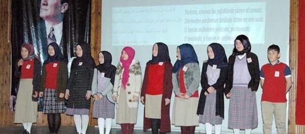 Trabzon'da öğrencilere İstiklal Marşı'nı Arapça okuttular Trabzon'da öğrencilere İstiklal Marşı'nı Arapça okuttular - Sputnik Türkiye