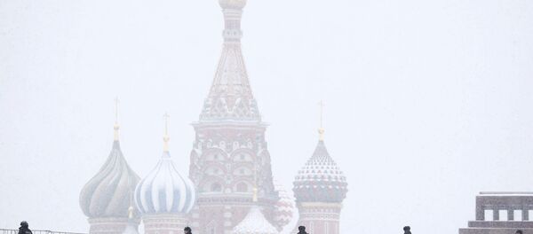 Moskova'daki Kızıl Meydan'da nöbet tutan Rus polisi Moskova'daki Kızıl Meydan'da nöbet tutan Rus polisi - Sputnik Türkiye