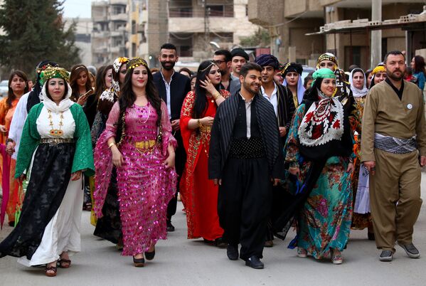 Suriye'de Kürt kıyafeti defilesi - Sputnik Türkiye